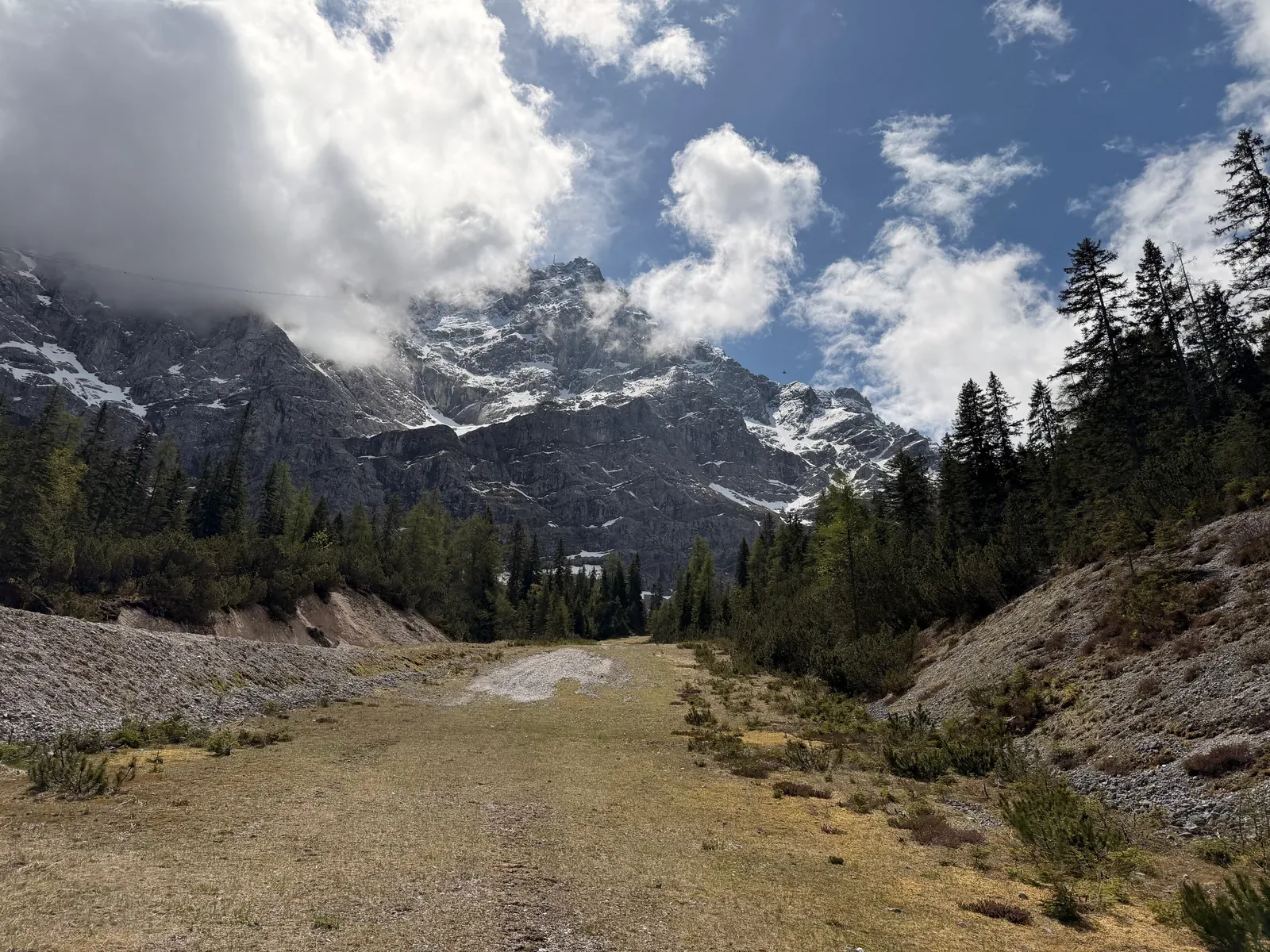 Open high valley with views of the Riffelwandspitzen above Eibsee, ZUT 107K at KM 13.8.