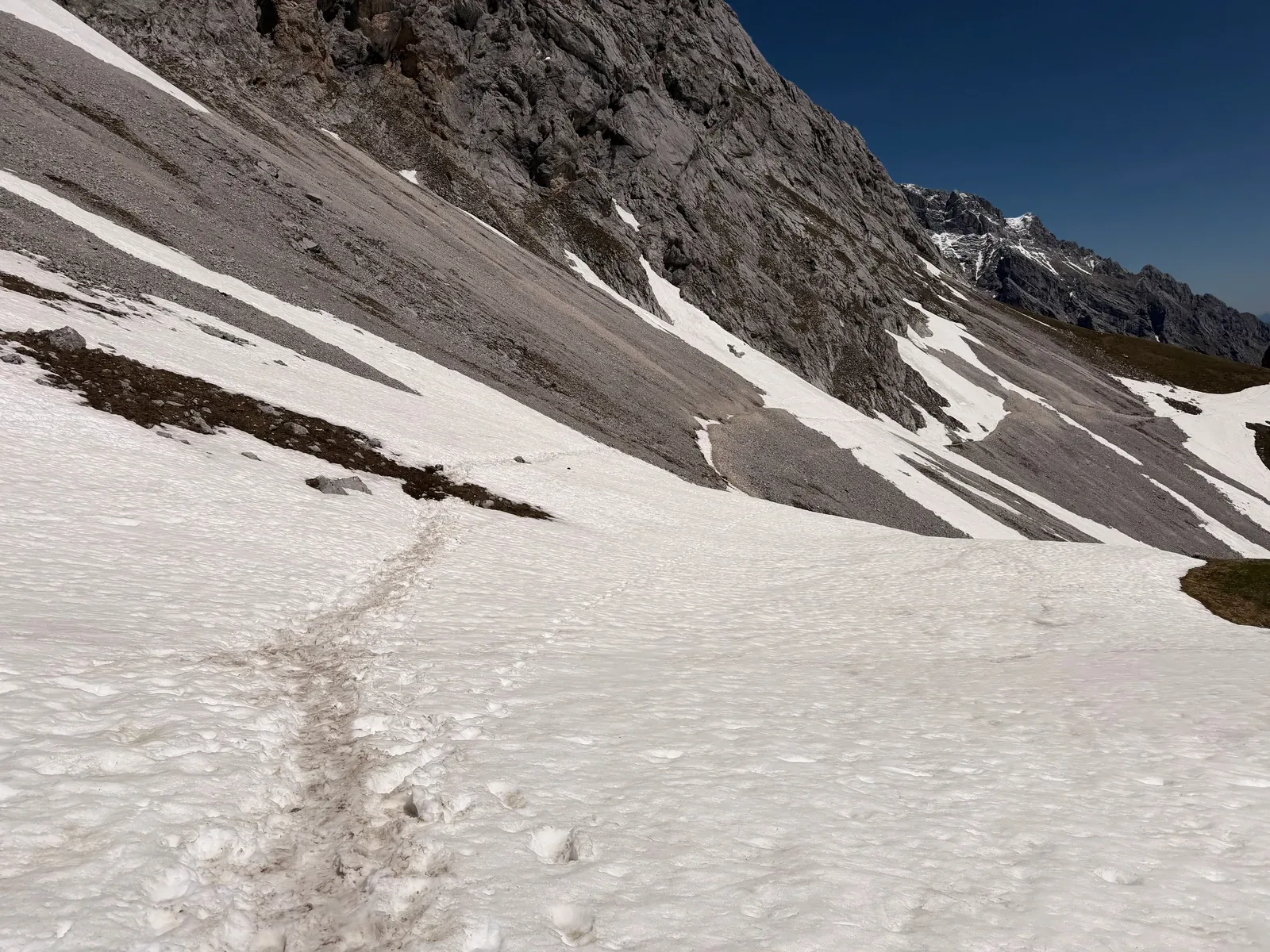 Snowfield crossing toward Gatterl and Knorrhütte, Zugspitz Ultratrail 107K at KM 30.1.