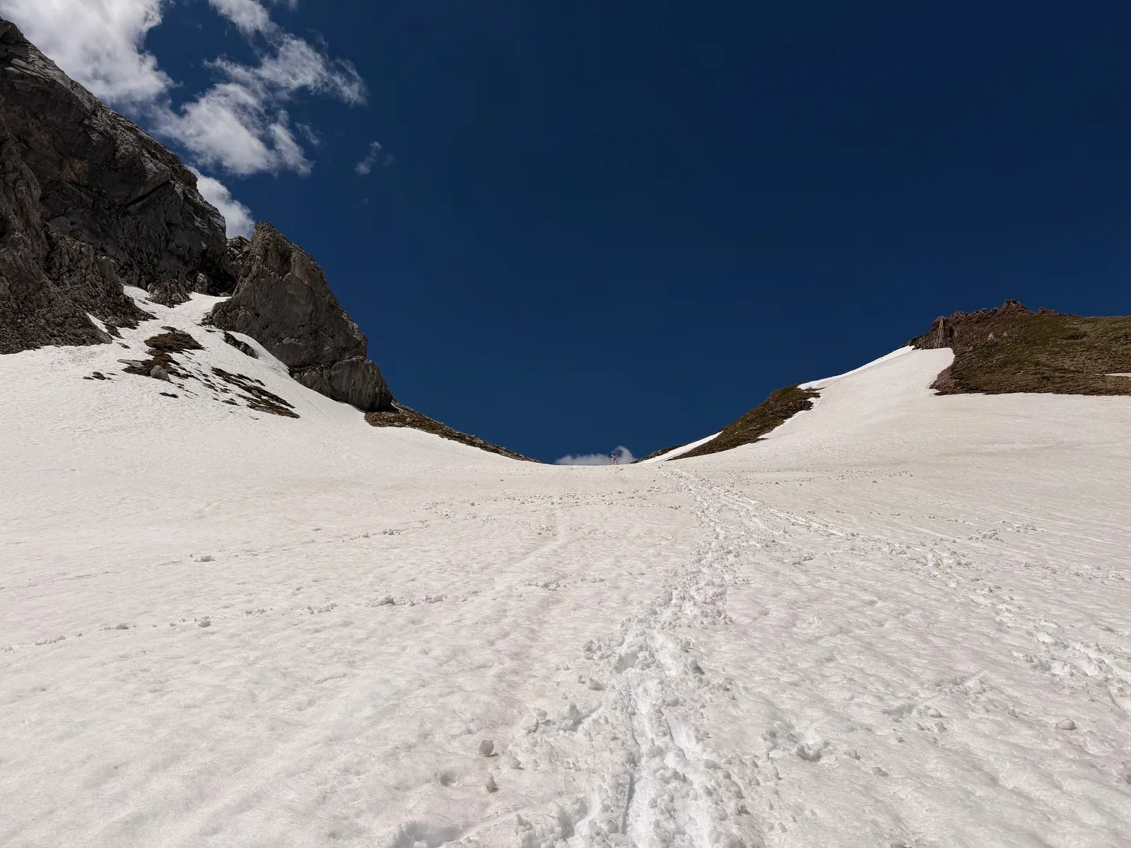 Wide snowfield in the high alpine zone of the ZUT 107K course before the pass, KM 31.9.