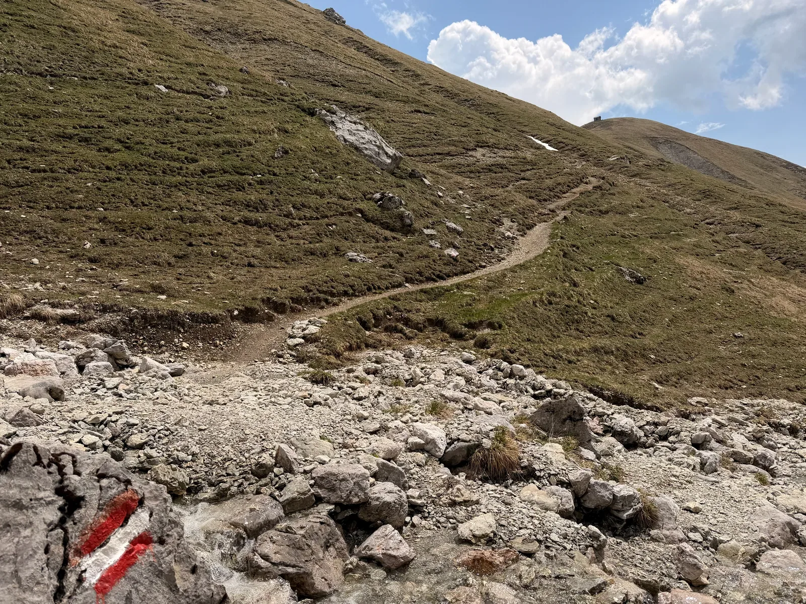 Narrow mountain path over scree and grass, controlled pace needed, ZUT 107K at KM 46.2.
